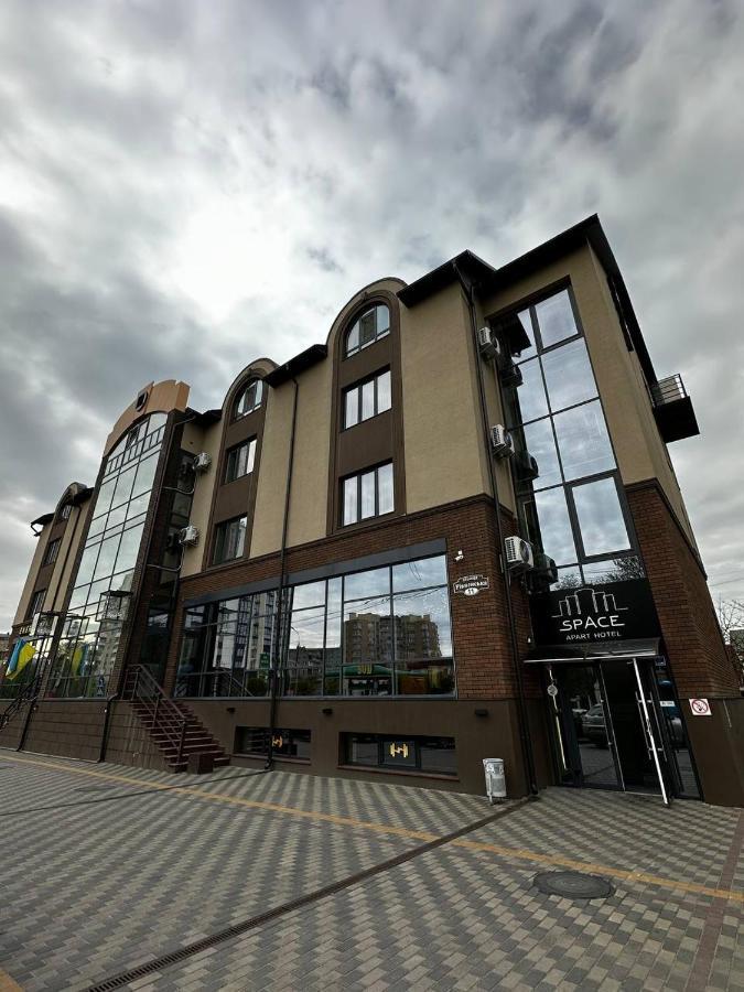 Space Apart Hotel Lutsk Bagian luar foto