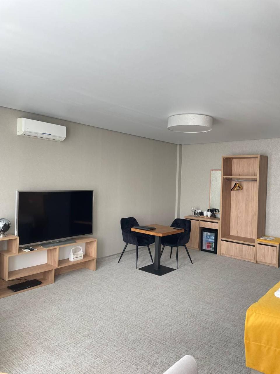 Space Apart Hotel Lutsk Bagian luar foto
