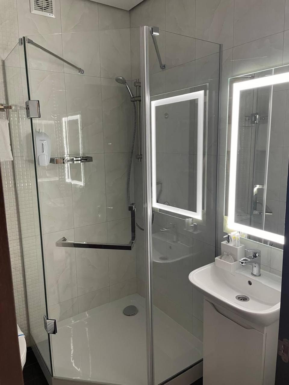 Space Apart Hotel Lutsk Bagian luar foto